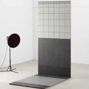 Moenster Mesh White fra Tape Mutina paa hvit base