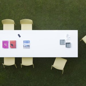 To montører bærer platen til et Arki-Table 360×120 inn i møterommet