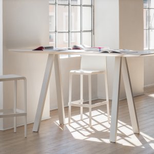 Ramme i ekstrudert aluminium under platen på Pedrali Arki-Table