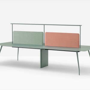 Medarbeiderpult Rizz fra Pedrali med hvit laminatplate og aluminiumsbein