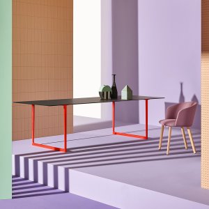Stol ved bordenden på et Toa 360 × 125 med 60 cm overheng