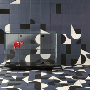 Puzzle vegg i et møterom