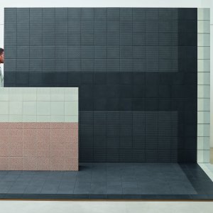 Tape Mutina lagt med blandede grafiske moenstre i glasert porselensstein