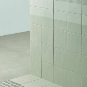 Moenster Grainy Black fra Tape Mutina paa svart base