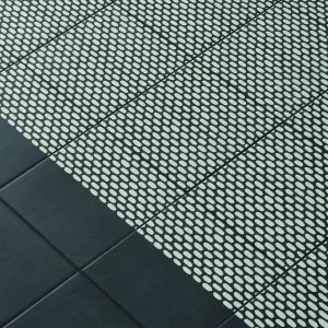 Moenster Mesh Blue fra Tape-kolleksjonen i glasert porselensstein