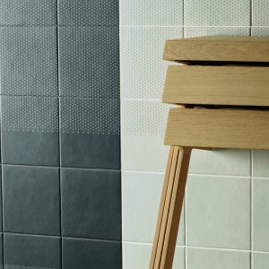 Moenster Zigzag Blue fra Tape-kolleksjonen i glasert porselensstein