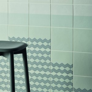 Moenster Zigzag Green fra Tape-kolleksjonen i glasert porselensstein
