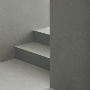 Primavera Nero gulv med Grigio vegg og skinnstol