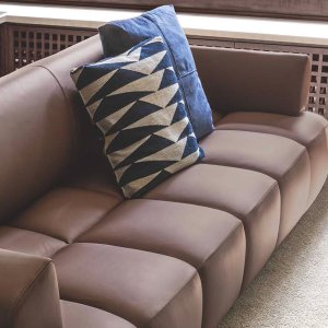 Ben i antrasitt ABS under en Qubik-sofa