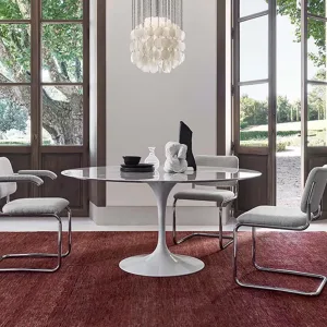 Sidebord fra Saarinen-familien fra Knoll ved en ventesofa