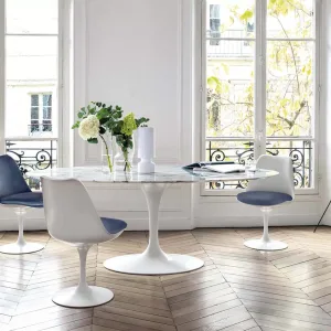 Saarinen-bord med Tulip-stoler i et møterom