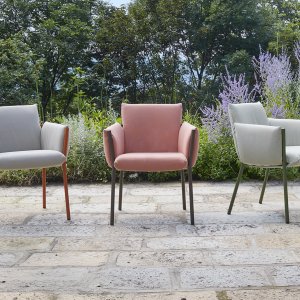 Designstol Brezza med pulverlakkert stålramme