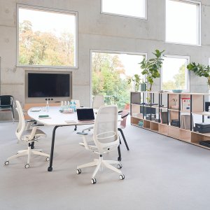 Rekke av se:air kontorstoler langs en bench for hot desking