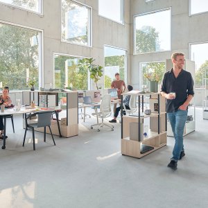 Basaltgrå soft-touch pute på armlenet til se:air salviegrønn