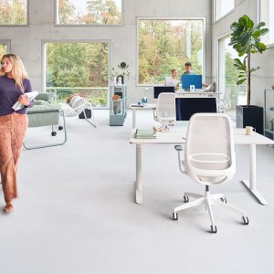se:kit Sedus fra siden med 4D-armlener, komfortsete og polert aluminiumsfotkryss