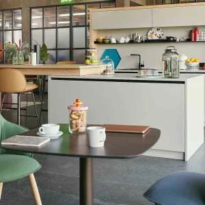 se:café high diner med to høye benker vendt mot hverandre og innebygd bord