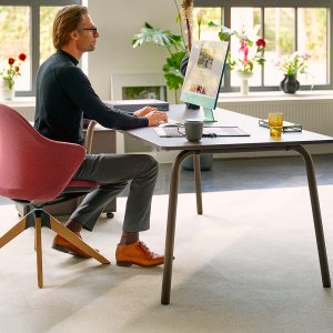 Strikket membran på ryggen av se:flair med armlener i rammen