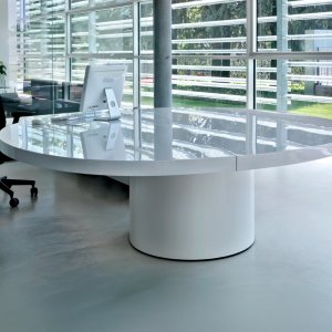 Den 7 cm tykke platen på Asymmetrical rager ut over sideskapet