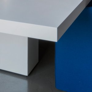 Møtebord Asymmetrical Meeting fra samme familie som skrivebordet