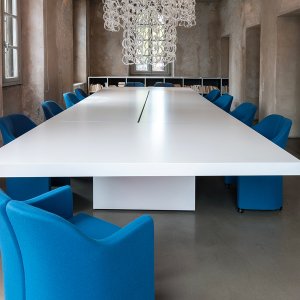 Asymmetrical Meeting fra Tecno, design Piero Lissoni, i et styrerom