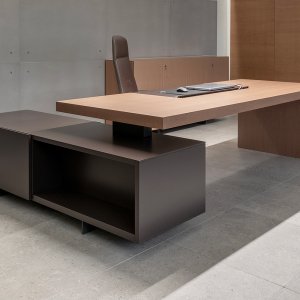 Direktørskrivebord Asymmetrical fra Tecno med løftet skinnunderlag