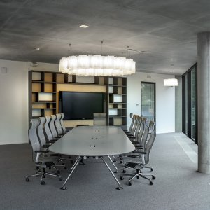 Delt Nomos bench med mellomskjermer for flere arbeidsplasser