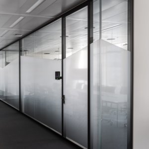 Videokonferanseskjerm integrert i en W80 vegg