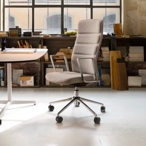 That’s it Executive fra Quinti med faste armlener i aluminium ved et direktørskrivebord