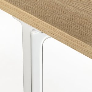 Toa desk 240 × 90 med rød kabelbakke under spalten