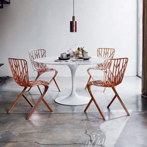 Ovalt Saarinen-møtebord fra Knoll med marmorplate i et styrerom