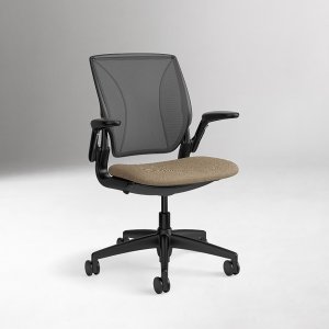 World LM fra Humanscale med sort understell og netrygg i tre paneler