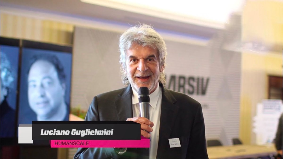 Luciano Guglielmini fra Humanscale snakker i mikrofon under et arrangement