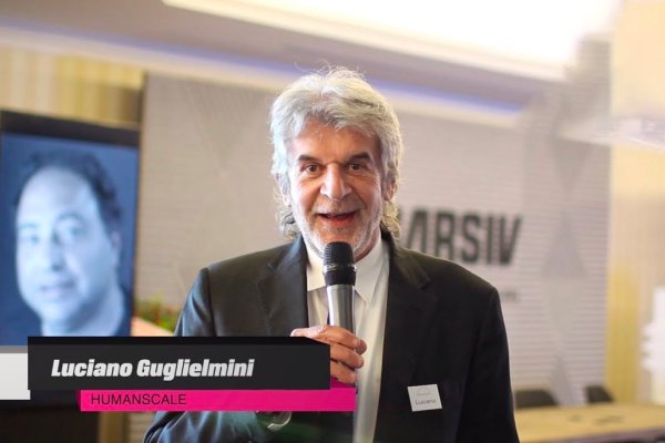 Luciano Guglielmini fra Humanscale snakker i mikrofon under et arrangement