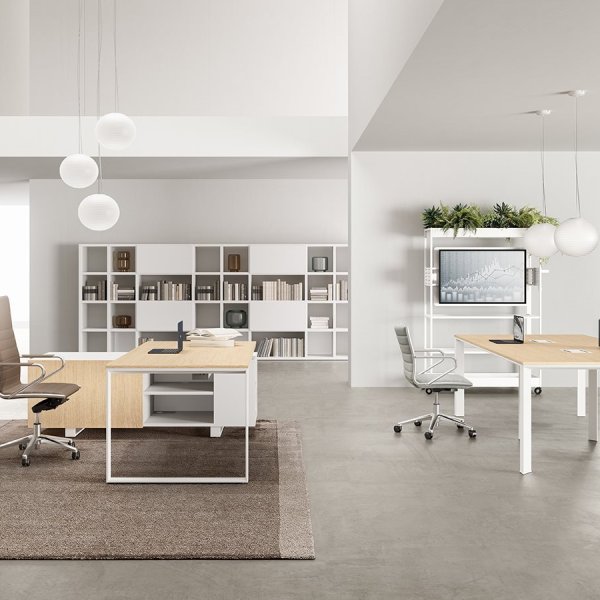 Kontor med DVO Office skrivebord laget i Europa