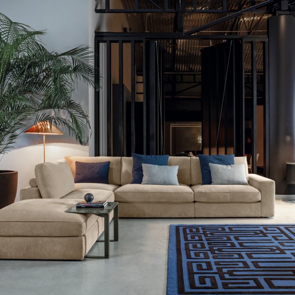 Flexteam Qubik sofa i stoff i en lys stue