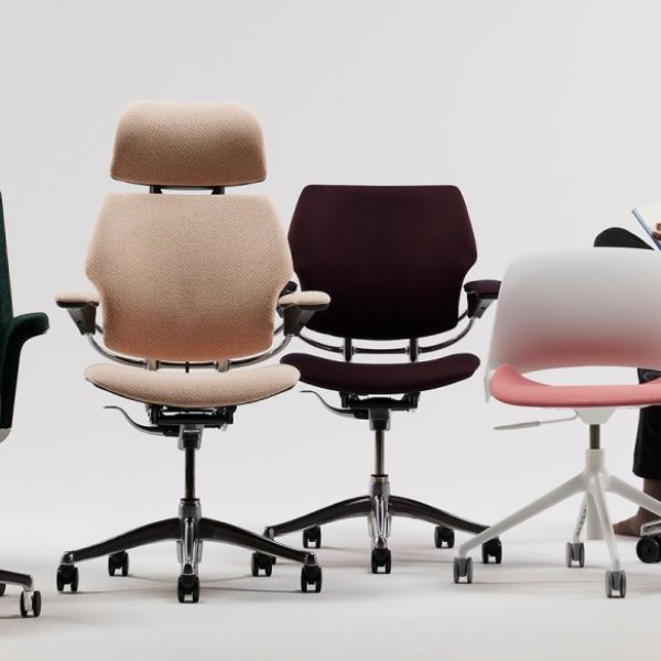 Ergonomisk Humanscale-arbeidsplass på et kontor