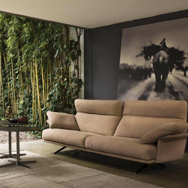 Verzelloni modulær sofa i mørkgrått stoff, lounge­område i norsk kontorbygg