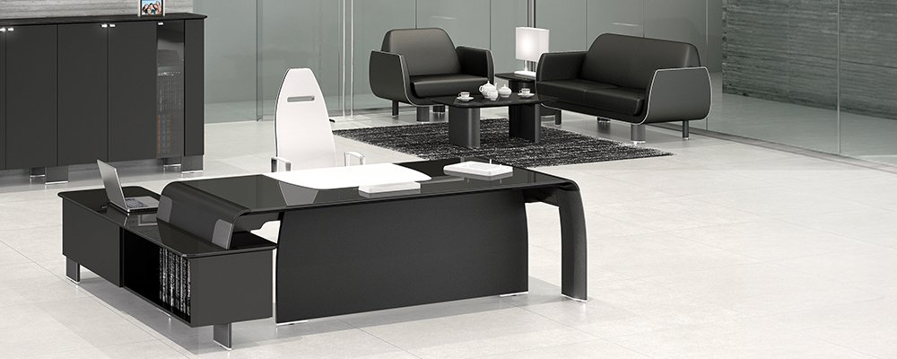 Skrivebord med sidebord og skap