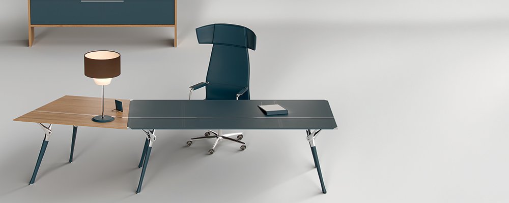 Skrivebord med sidebord og skap