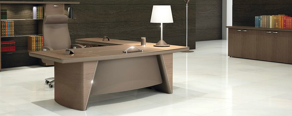 Skrivebord med sidebord og skap