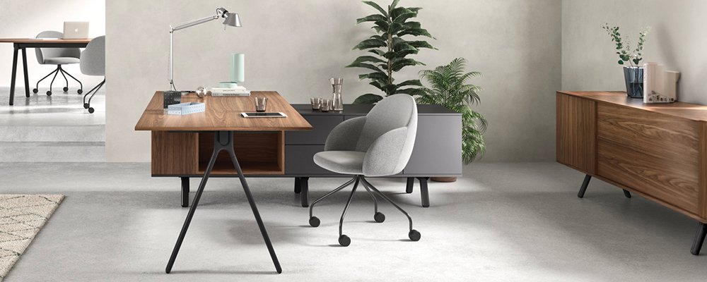 Skrivebord med sidebord og skap