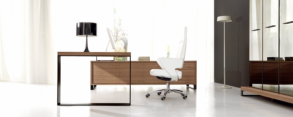 Skrivebord med sidebord og skap