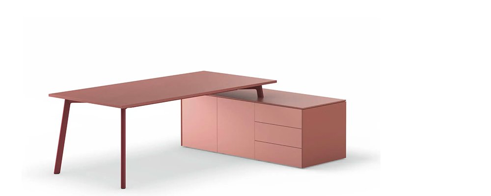 Skrivebord med sidebord og skap